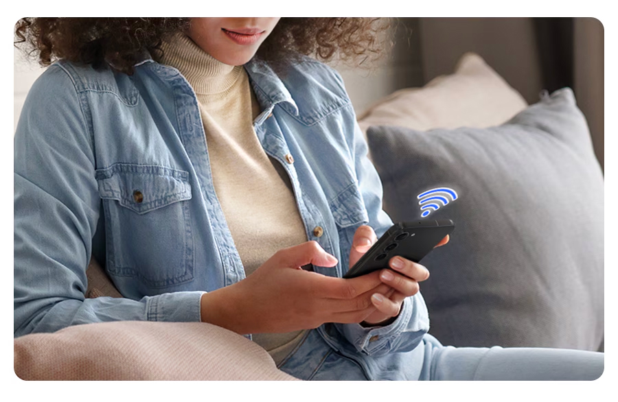 Ένα άτομο χρησιμοποιεί την εφαρμογή SmartThings σε smartphone συνδέοντας Wi-Fi. Η εφαρμογή SmartThings κάνει το πλύσιμο αποτελεσματικό - Η συνταγή πλύσης προτείνει τον καλύτερο κύκλο, η υπηρεσία πλυντηρίου προτείνει τον κύκλο για τον χρήστη. Το Auto Cycle Link ενεργοποιείται αυτόματα για βέλτιστη πορεία στεγνώματος.